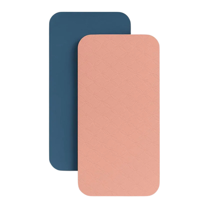 Vue de dessus de deux tapis articulaires portables rectangulaires aux coins arrondis, l'un bleu foncé et l'autre rose saumon avec un motif texturé géométrique antidérapant.